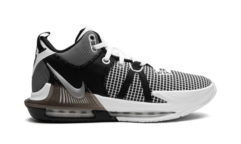 Nike Basketball LeBron Witness VII